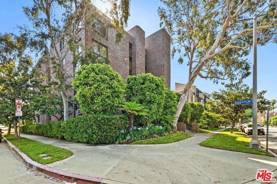 Foto principal - 2304 S Beverly Glen Blvd