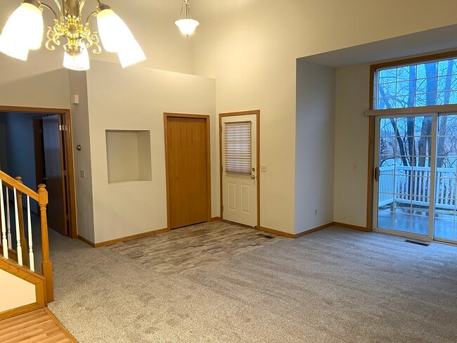 Building Photo - 475 Hickory Ln N