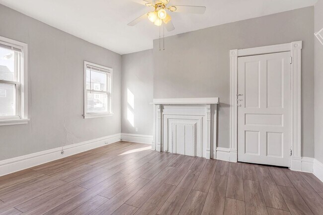 Foto del edificio - 5 Bed 2 Bath - South Oakland, ALL UPDATED,.  Laundry, central air.  Off street parking included.