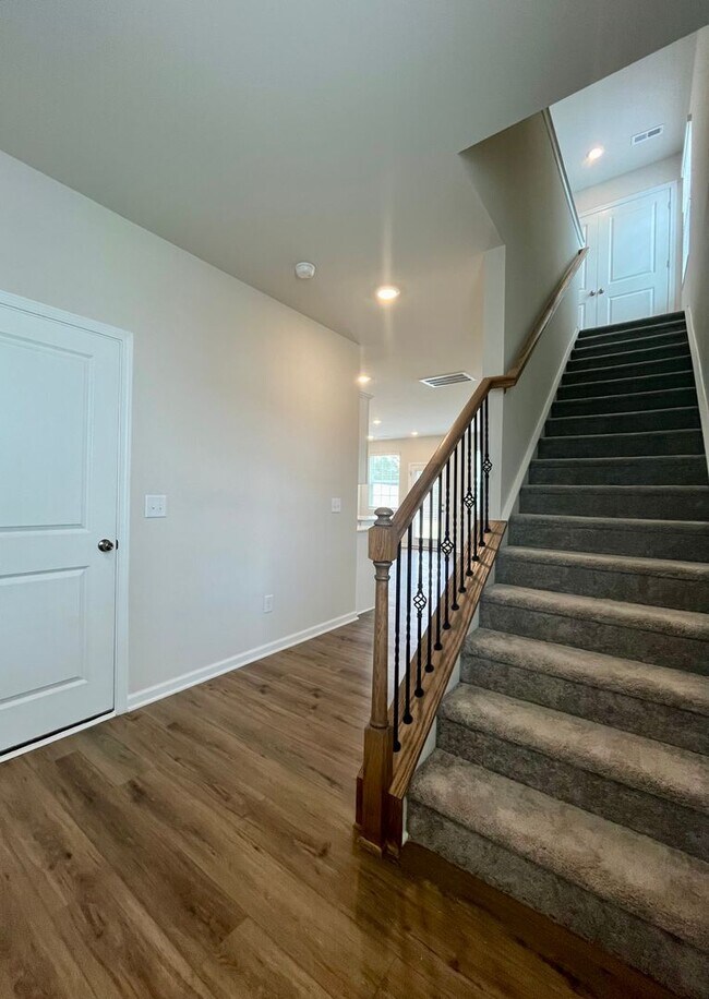 Foto del edificio - Brand New, 3 BR, 2.5 BA Townhome with Garage