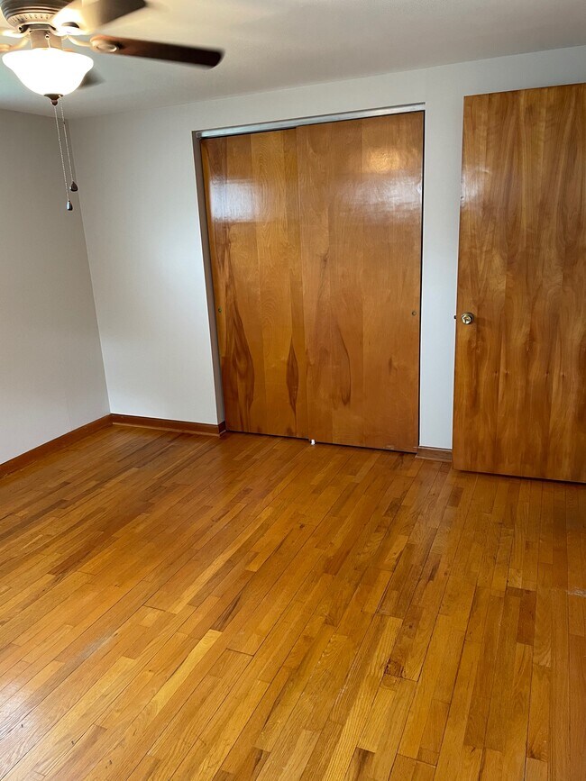 Foto del edificio - 1304 W Broadway St