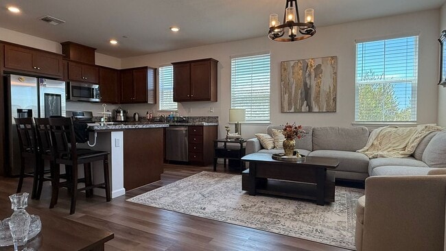 Foto del edificio - Modern Comfort Meets Prime Natomas Living ...