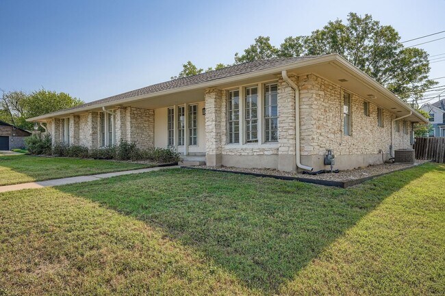 Foto del edificio - 5313 Basswood Ln