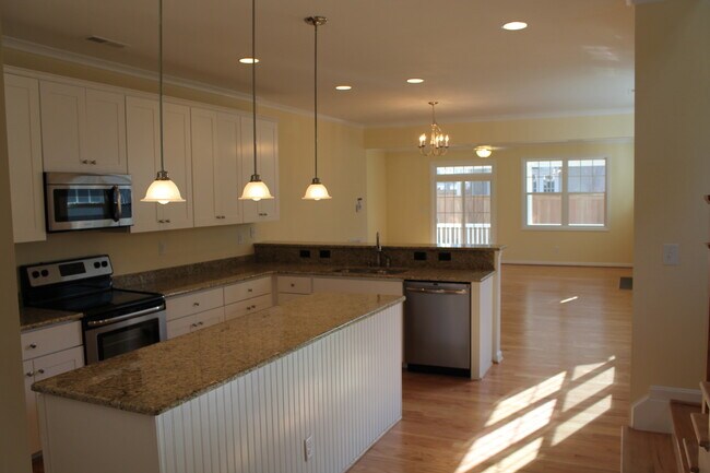 Foto del edificio - BEAUTIFUL 4BR/3.5BA Custom Home with Grani...