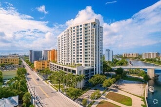 Building Photo - 10 SW South River Dr
