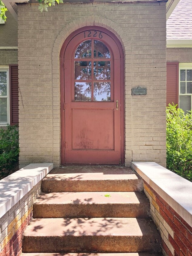 Primary Photo - Cute Bungalow - 2 Living Areas & Bacement