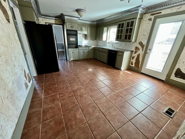 Building Photo - Beautiful 3 bed/2.5 bath Home In Cozy Neig...