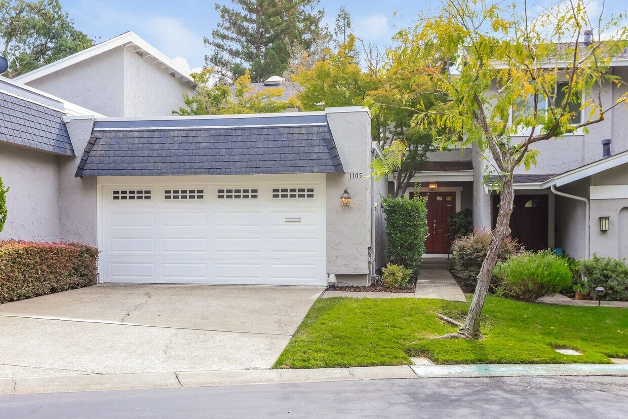 Foto principal - Available! Beautiful 3 Bedroom Townhome In...