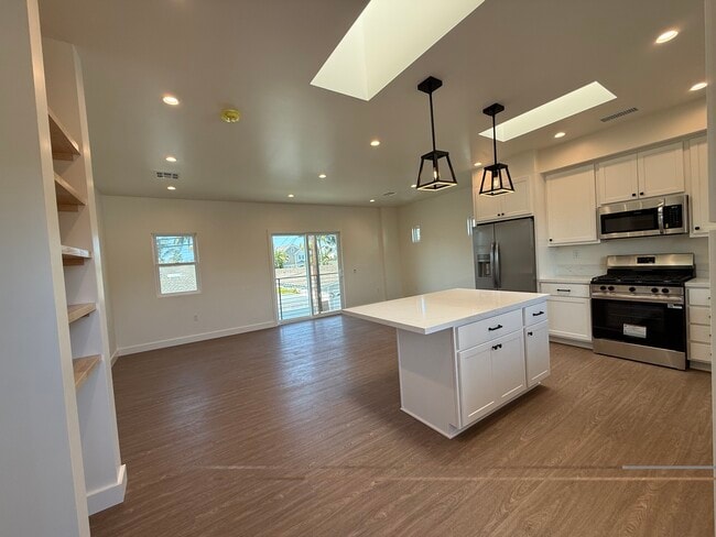 Building Photo - 1809 Lake St