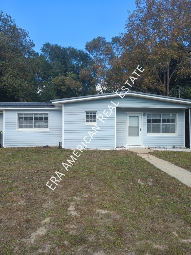 Building Photo - Large fenced yard,3 bedroom 1 bath home