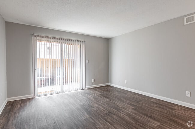 2BR, 1.5BA - 1000SF Living - Moss Creek Apartments