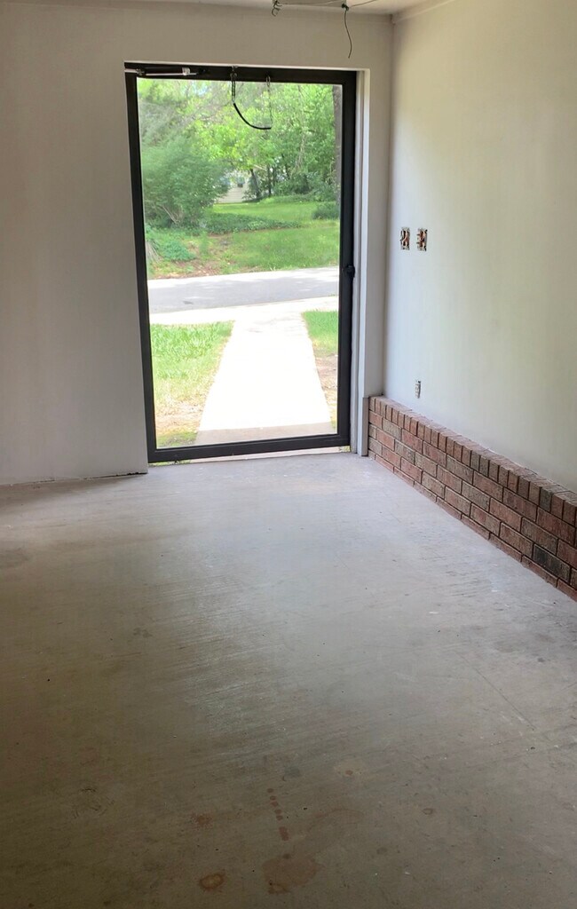 Building Photo - 312 W Pecan St