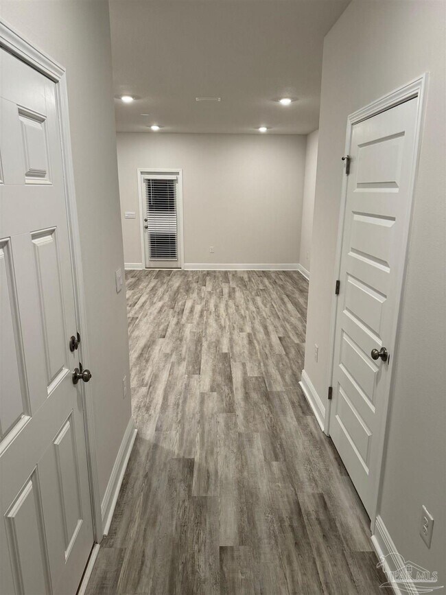 Foto del edificio - 6332 Grove Park Dr