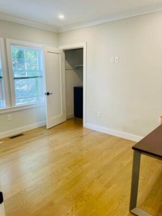 Foto del edificio - 4 bed 2 bath - ALLSTON - 9/1