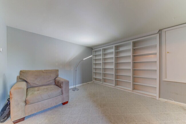Building Photo - Lovely English Basement in the Ideal Locat...