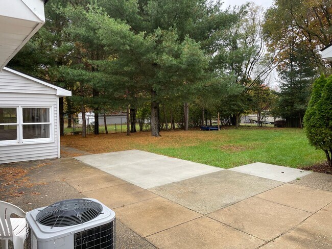 Building Photo - Immediate Move In  3 Bed/2 Bath Forest Hil...