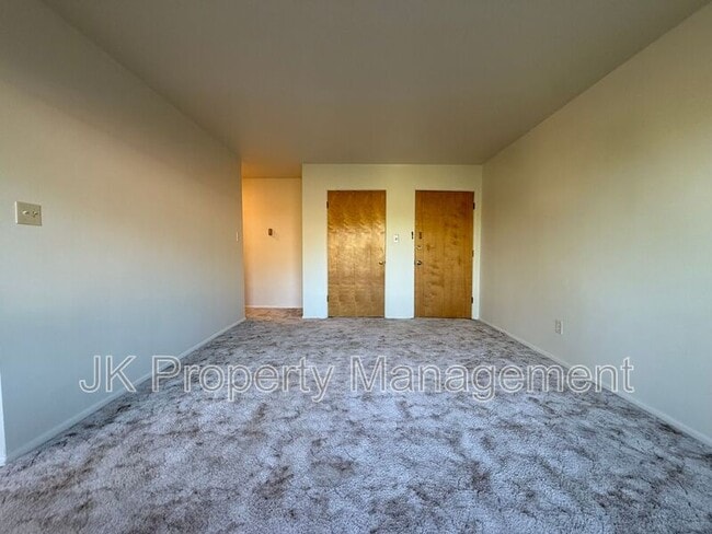 Building Photo - 205 11th St S