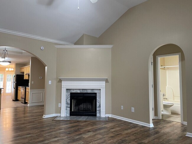 Building Photo - Town Home For Rent