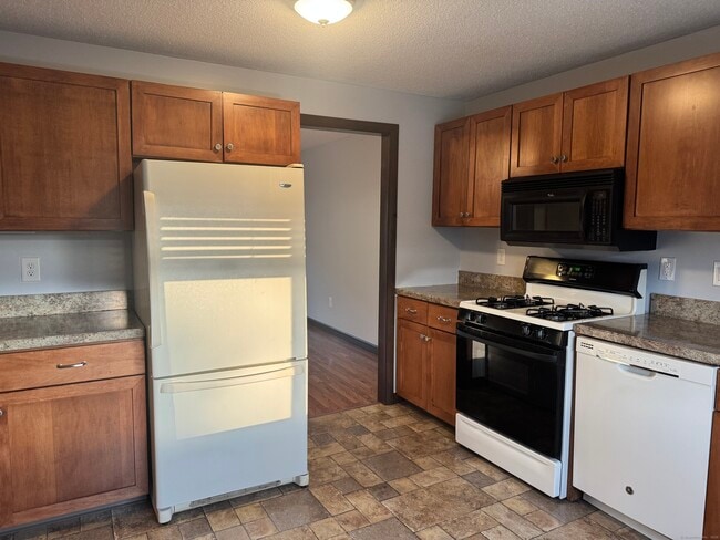 Building Photo - 211 Skyview Dr