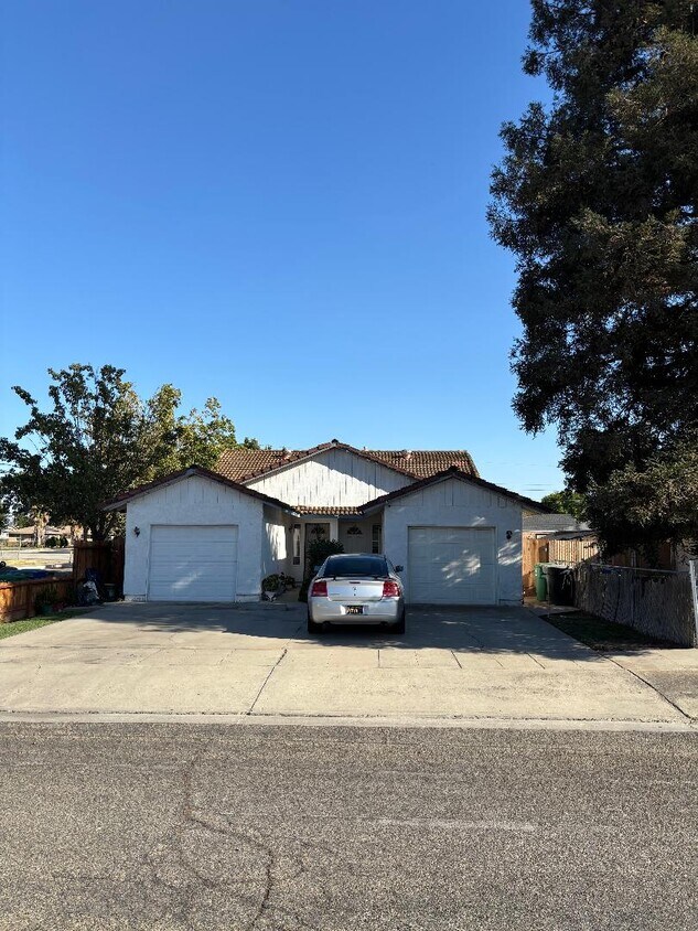 Foto principal - 901 Trinity Ave