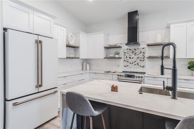 Foto del edificio - Stunning 3-Year Old Home; Private Backyard...