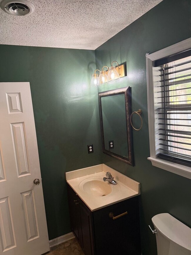 Beautiful 3 Bedroom 2 Bath Single Family Home- Pets welcome. - Beautiful 3 Bedroom 2 Bath Single Family Home- Pets welcome.