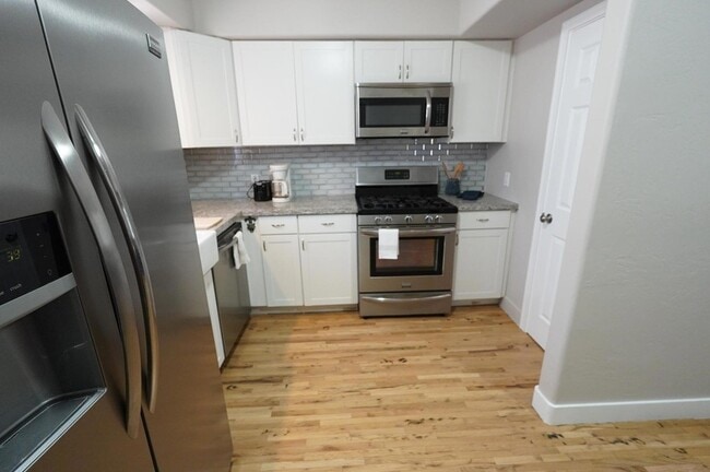 Building Photo - 2626 Sierra Dr NE