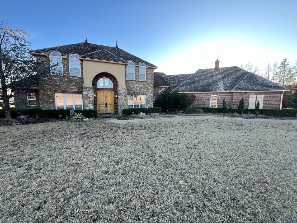 Foto principal - 5300 Oak Meadow Dr