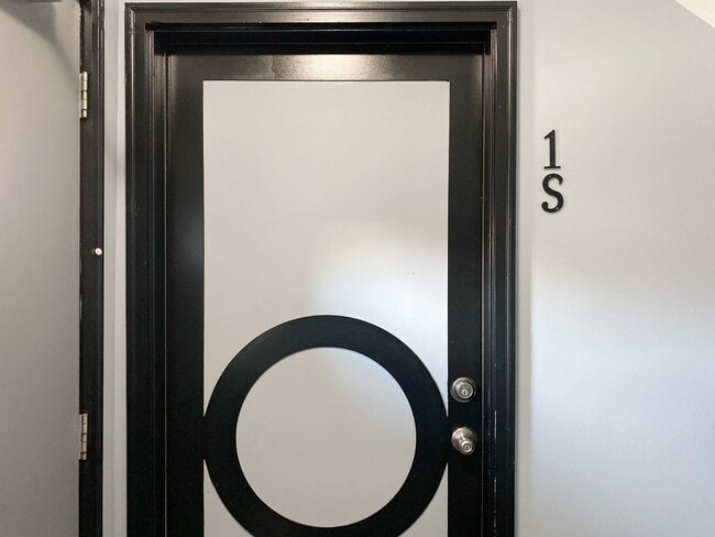 Building Photo - SEE IT NOW: Charming Art Deco-Inspired Stu...
