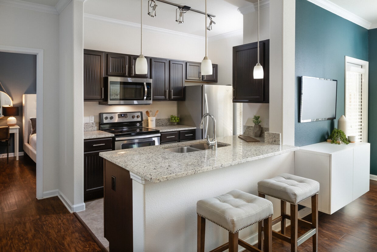 Kitchen and dining area - Avalon Frisco at Main
