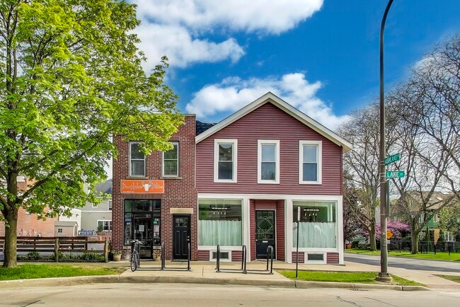 Building Photo - 1424 Lake St