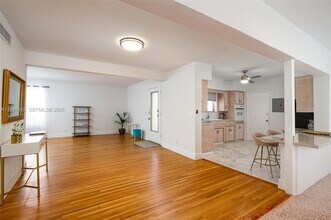 Building Photo - 10081 W Bay Harbor Dr