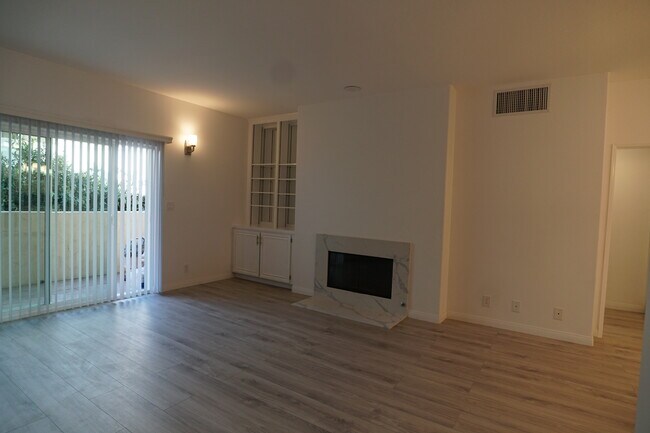 View into living room from entry stair - 925 S Bedford St