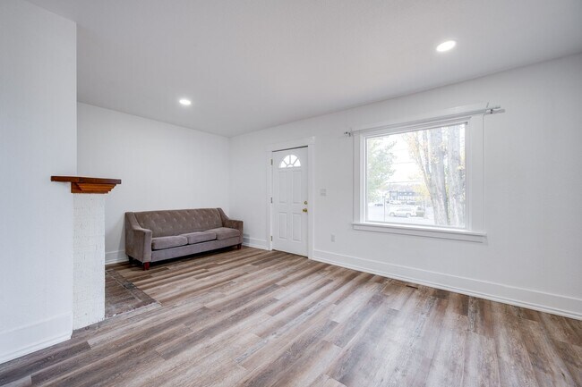 Foto del edificio - JUST LISTED! The Perfect Place for Student...