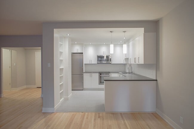 Building Photo - 3495 Rue de la Montagne