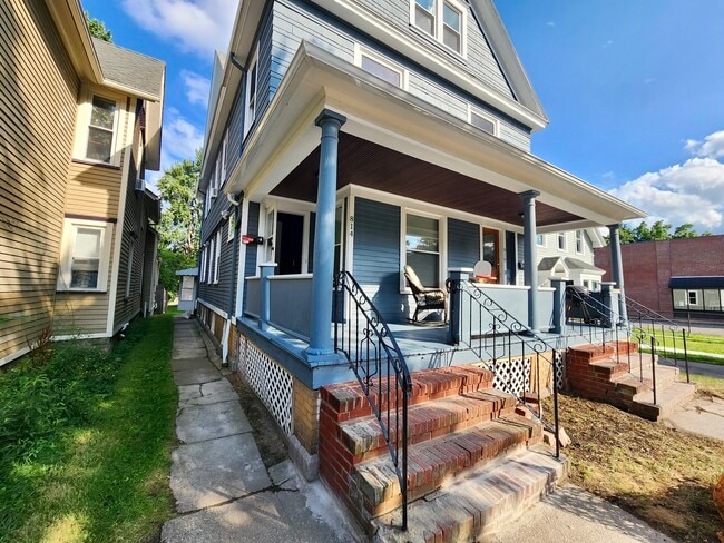 Building Photo - 814 South Ave