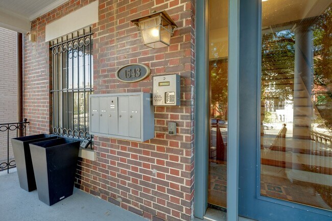 Building Photo - Great 2 Bedroom 2 bath in the heart of Shaw