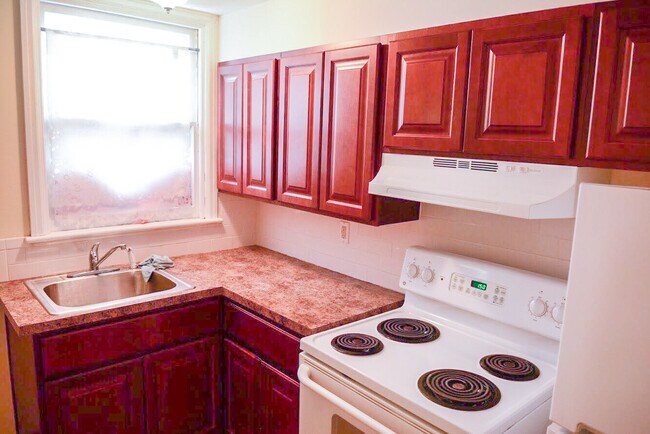 La cocina, recientemente remodelada, también incluye electrodomésticos nuevos. Además, cuenta con una amplia despensa y espacio de almacenamiento. - 675 Spring Garden St