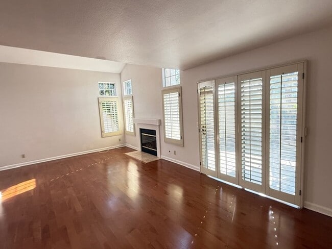 Building Photo - Conveniently located home in Irvine