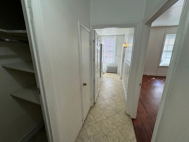 Foto del edificio - Old World Charm Second-Floor Apartment - Limted Time Offer