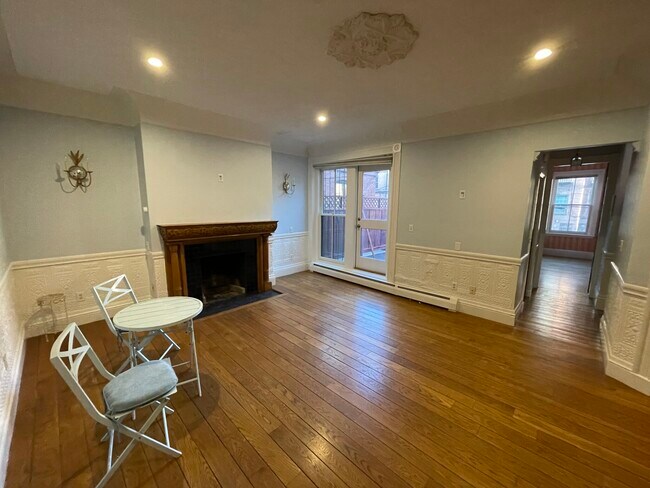 Building Photo - 403 Marlborough St