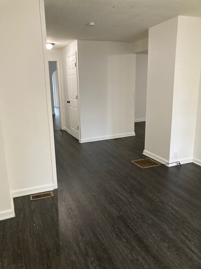 Building Photo - 2440 Penbrook Ave