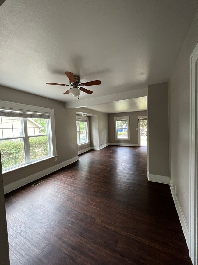 Foto del edificio - 4 Bed, 1 Bath, Large fenced yard, Shop, En...