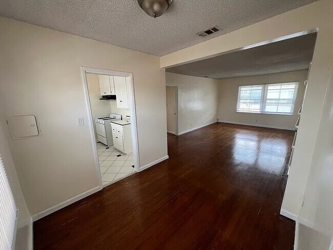 Foto del edificio - 3927 W 105th St