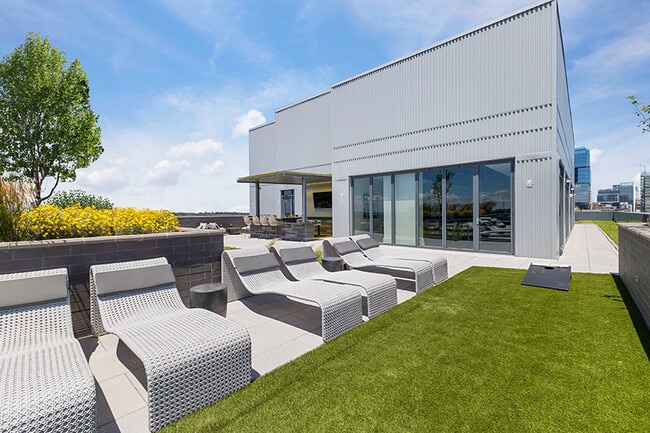 Zonas de estar tipo lounge en la azotea y estaciones de parrilla. - The Camille Apartments Bethesda
