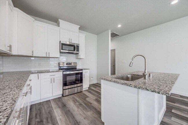 Foto del edificio - 3-Bed Home with Fenced Yard & Attached Garage in Sunny Side – Denison