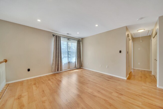 Building Photo - 1041 Cumberland Ct