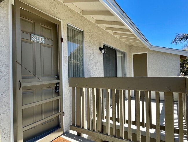 Building Photo - Dual Primary Bedrooms - One Block to Beach!