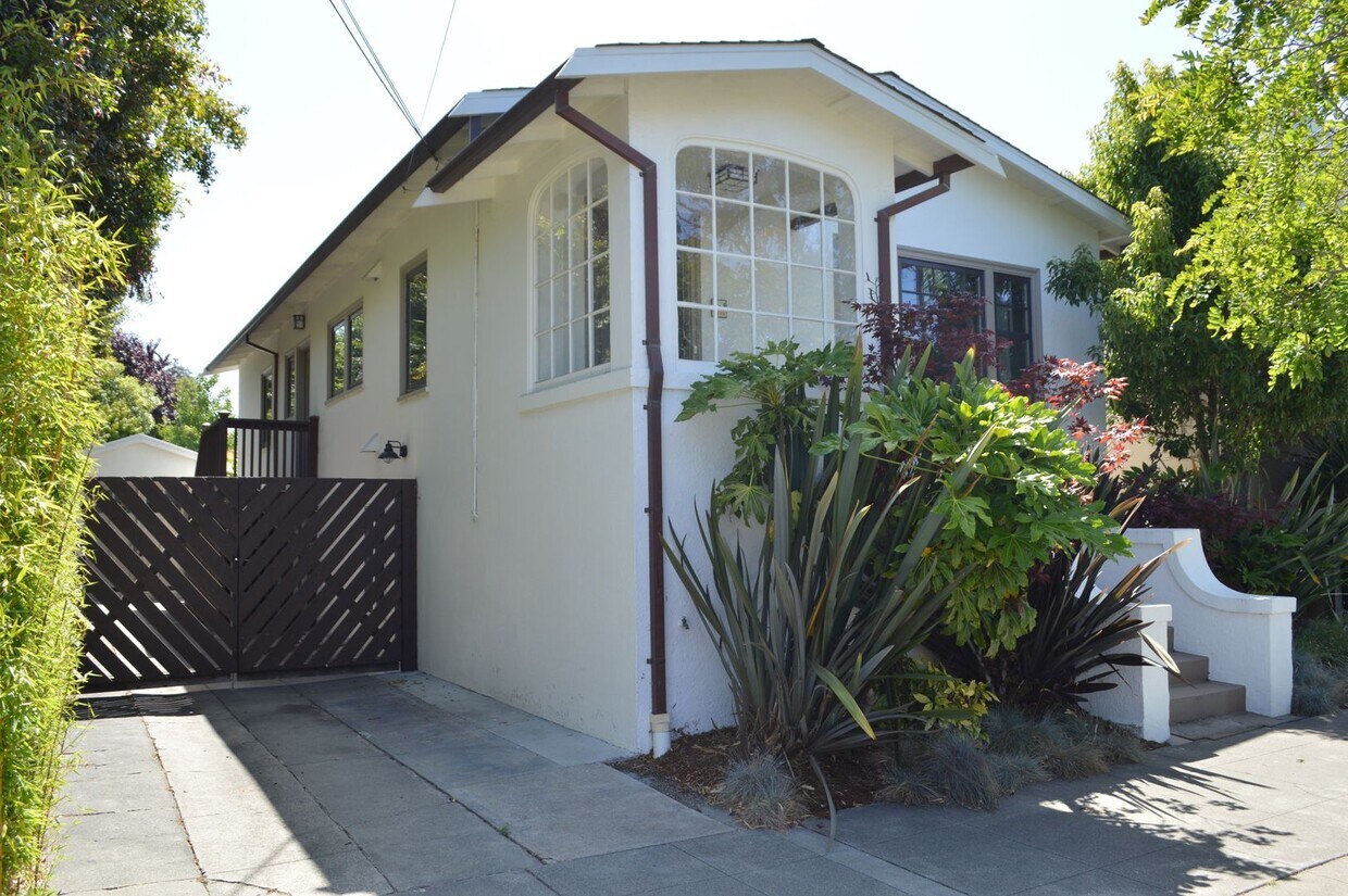 Primary Photo - Large home with a great outdoor space and ...
