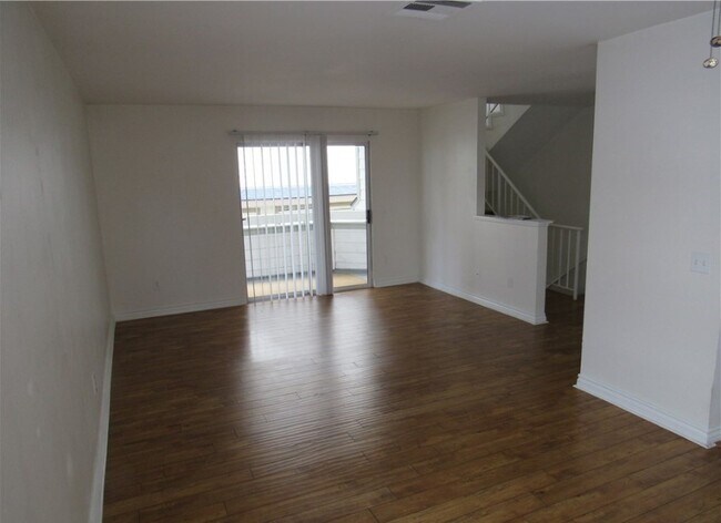 Living room - 11150 Glenoaks Blvd